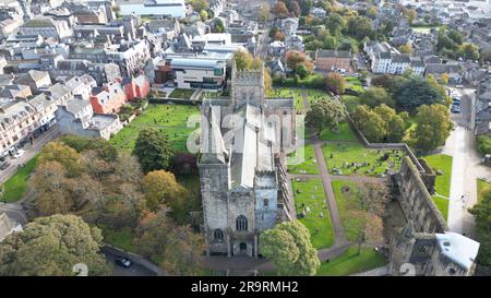 Vue aérienne de l'abbaye de Dunfermline en Écosse, lieu de repos du roi Robert the Bruce Banque D'Images