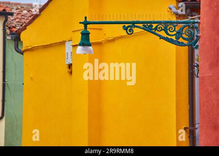 Île de Burano, murs traditionnels colorés des vieilles maisons communes et une lanterne de rue, arrière-plan architectural. Banque D'Images