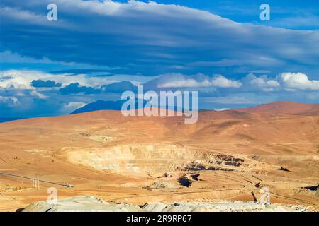 Vue aérienne d'une mine de cuivre à l'altiplano du désert d'Atacama dans le nord du Chili. Banque D'Images