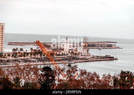 Malaga, Espagne - 27 FÉVRIER 2022 : Muelle Uno est un complexe en plein air avec une variété de boutiques et de restaurants contemporains le long d'une promenade en bord de mer. Banque D'Images