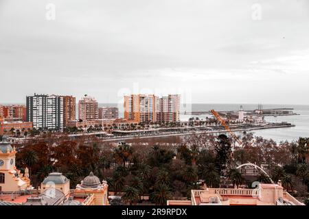 Malaga, Espagne - 27 FÉVRIER 2022 : Muelle Uno est un complexe en plein air avec une variété de boutiques et de restaurants contemporains le long d'une promenade en bord de mer. Banque D'Images