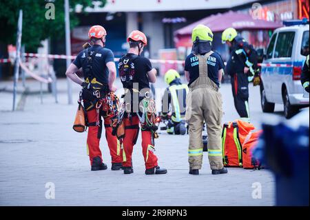 Berlin, Allemagne. 28th juin 2023. Deux sauveteurs et pompiers se tiennent sur Alexanderplatz. Un drone s'était emmêlé à une hauteur de 270 mètres sur la tour de télévision. Le dispositif, qui était d'environ A4 en taille, a été trouvé par un drone de service d'incendie et récupéré avec l'aide des grimpeurs. Credit: Annette Riedl/dpa/Alay Live News Banque D'Images