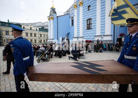 Les soldats de la garde d'honneur portent le couvercle du cercueil lors d'une cérémonie d'adieu pour le médecin militaire Oleksii Mazur, qui est mort dans des batailles avec l'armée russe dans le sud de l'Ukraine pendant la contre-offensive de l'armée ukrainienne, à Kiev. Banque D'Images