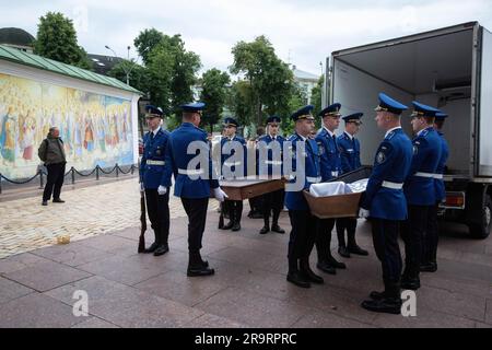 Les soldats de la garde d'honneur portent un cercueil avec le corps du médecin militaire Oleksii Mazur, qui est mort dans des batailles avec l'armée russe dans le sud de l'Ukraine pendant la contre-offensive de l'armée ukrainienne, lors d'une cérémonie d'adieu à Kiev. Banque D'Images