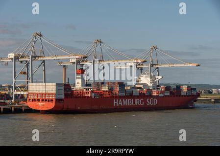 Stanford le Hope, Essex, Angleterre, Royaume-Uni. 1 juin 2023. navire-conteneur le long des conteneurs de déchargement et de chargement du port. Banque D'Images