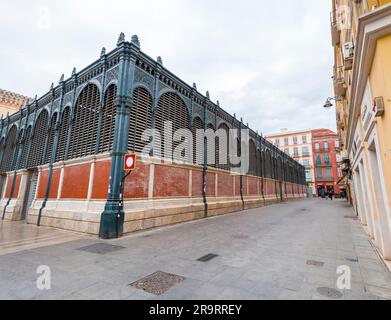 Malaga, Espagne - 27 FÉVRIER 2022 : vue extérieure et détails ornementaux du marché Atarazanas, une salle de restauration traditionnelle à Malaga, Espagne. Banque D'Images
