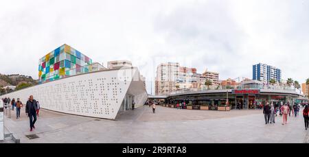 Malaga, Espagne - 27 FÉVRIER 2022 : Muelle Uno est un complexe en plein air avec une variété de boutiques et de restaurants contemporains le long d'une promenade en bord de mer. Banque D'Images