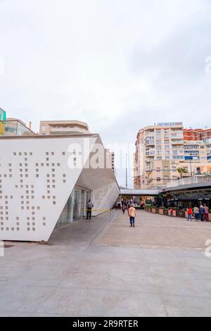 Malaga, Espagne - 27 FÉVRIER 2022 : Muelle Uno est un complexe en plein air avec une variété de boutiques et de restaurants contemporains le long d'une promenade en bord de mer. Banque D'Images