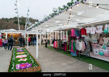 Malaga, Espagne - 27 FÉVRIER 2022 : Muelle Uno est un complexe en plein air avec une variété de boutiques et de restaurants contemporains le long d'une promenade en bord de mer. Banque D'Images