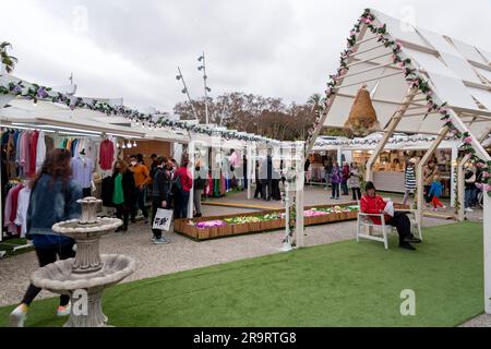 Malaga, Espagne - 27 FÉVRIER 2022 : Muelle Uno est un complexe en plein air avec une variété de boutiques et de restaurants contemporains le long d'une promenade en bord de mer. Banque D'Images