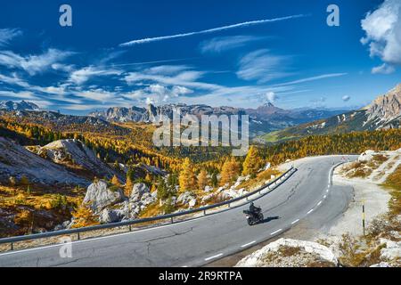 Dolomites, Passo Valparola, Cortina d'Ampezzo, Italie - vue panoramique dans les couleurs automnales du matin Banque D'Images