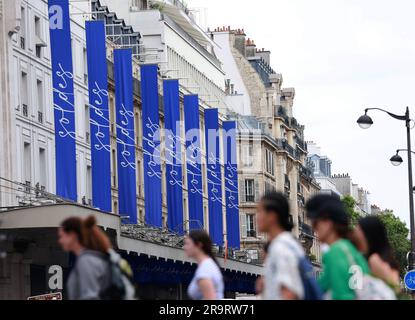 Paris, France. 28th juin 2023. Les gens marchent au-delà des panneaux de ventes de l'été à Paris, en France, sur 28 juin 2023. Les ventes estivales à Paris ont débuté mercredi et se feront jusqu'à 25 juillet. Credit: Gao Jing/Xinhua/Alamy Live News Banque D'Images