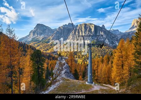 Remontées mécaniques le long de la piste de ski près des montagnes Cinque Torri le fond de la montagne Tofane près de la célèbre ville de Cortina d'Ampezzo, Dolomites Moun Banque D'Images