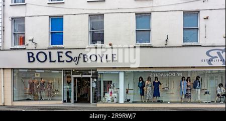 Boles de Boyle, Co Roscommon, Irlande. Un magasin de vêtements irlandais pour toute la famille, en affaires depuis 1886. Banque D'Images
