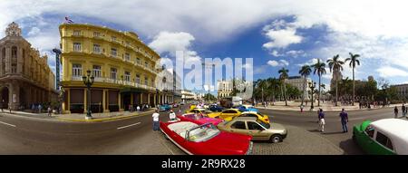 Gamme de voitures d'époque dans la ville de Cuba Banque D'Images