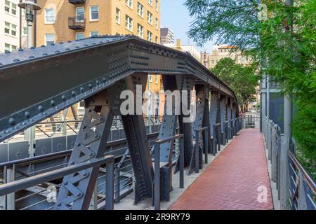 San Antonio, Texas, États-Unis – 8 mai 2023 : pont en acier de la rue Presa au-dessus de la promenade de la rivière San Antonio dans le centre-ville de San Antonio, Texas. Banque D'Images