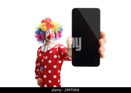 Clown tenant un smartphone isolé sur fond blanc Banque D'Images