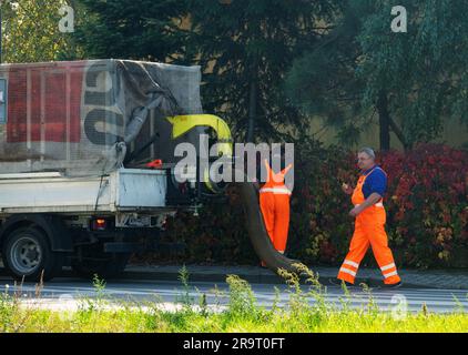 Minsk Mazowiecki, Pologne - 14 octobre 2019: Voiture spéciale avec une pompe puissante pour pomper l'excès d'eau dans le système de vidange de la rue de la ville. Wor Banque D'Images