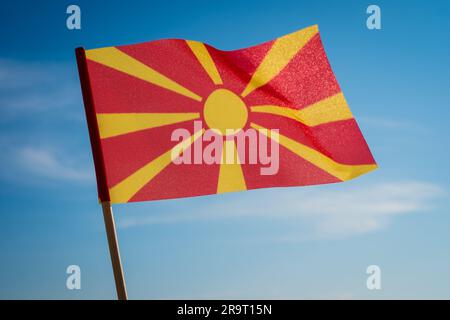 Drapeau macédonien du Nord agitant sous le vent. Banque D'Images