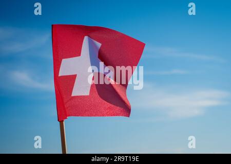 Drapeau suisse agitant dans le vent. Banque D'Images