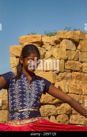 Inde, Jaisalmer - 7 mars 2018: Devadasi fille du Rajasthan en rouge longue jupe montre des vêtements nationaux de broderie et sa propre beauté. Séance photo o Banque D'Images