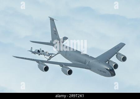 Un KC-135T Stratotanker de l'escadron de ravitaillement aérien 171st de l'escadre 127th à la base de la Garde nationale aérienne Selfridge simulant le ravitaillement en air d'un A-10C de l'escadre de ravitaillement aérien 107th sur une sortie de ravitaillement en vol sur 27 juin 2023. En plus de l'entraînement de ravitaillement en vol de routine dans toutes les conditions, les aéronefs de la 127th Escadre, y compris Les Avions D'attaque Thunderbolt II A-10C de l'escadron de chasseurs 107th, ont commémoré le 100 ans de la première opération de ravitaillement en vol effectuée à 23 juin 1923. (É.-U. Air National Guard photo par Munnaf H. Joarder) Banque D'Images