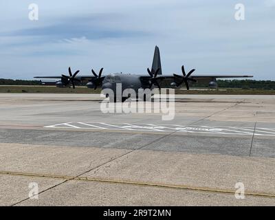 Océan Atlantique, États-Unis. 21st juin 2023. HC-130J combat King II debout pour le décollage, 21 juin 2023 à F.S. Gabreski ANGB à Westhampton Beach, New York. Le C-130J et son équipage aident la garde côtière dans la recherche du submersible perdu manquant en plongée près de l'épave du Titanic Credit: U.S. Garde nationale/ZUMA Press Wire/ZUMAPRESS.com/Alamy Live News Banque D'Images