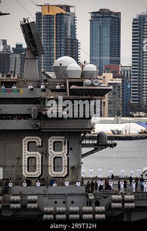 SAN DIEGO (28 juin 2023) l'USS Nimitz (CVN 68) arrive à San Diego pour conclure un déploiement de sept mois dans les zones d'opérations (AO) de la flotte américaine 3rd et 7th. La présence de Nimitz aux États-Unis en 3rd et 7th Fleet AOS a renforcé l’engagement des États-Unis de voler, de naviguer et d’opérer partout où le droit international le permet en faveur d’une région Indo-Pacifique libre et ouverte. (É.-U. Photo de la marine par le spécialiste des communications de masse 2nd classe Madison Cassidy) Banque D'Images