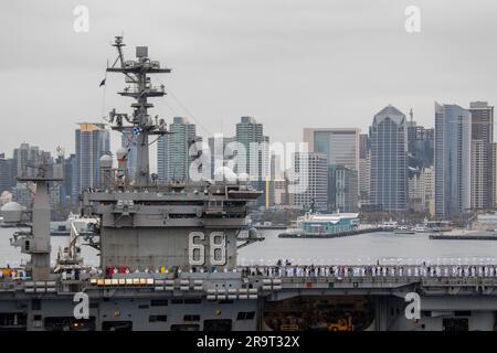 SAN DIEGO (28 juin 2023) l'USS Nimitz (CVN 68) arrive à San Diego pour conclure un déploiement de sept mois dans les zones d'opérations (AO) de la flotte américaine 3rd et 7th. La présence de Nimitz aux États-Unis en 3rd et 7th Fleet AOS a renforcé l’engagement des États-Unis de voler, de naviguer et d’opérer partout où le droit international le permet en faveur d’une région Indo-Pacifique libre et ouverte. (É.-U. Photo de la marine par le spécialiste des communications de masse 2nd classe Madison Cassidy) Banque D'Images