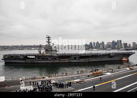 SAN DIEGO (28 juin 2023) l'USS Nimitz (CVN 68) arrive à San Diego pour conclure un déploiement de sept mois dans les zones d'opérations (AO) de la flotte américaine 3rd et 7th. La présence de Nimitz aux États-Unis en 3rd et 7th Fleet AOS a renforcé l’engagement des États-Unis de voler, de naviguer et d’opérer partout où le droit international le permet en faveur d’une région Indo-Pacifique libre et ouverte. (É.-U. Photo de la marine par le spécialiste des communications de masse 2nd classe Madison Cassidy) Banque D'Images