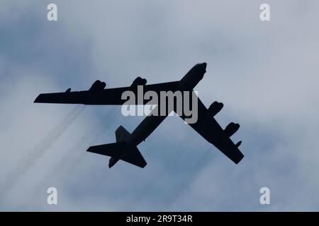 Une stratoforteresse B-52H affectée à l'aile Bomb de 5th à la base aérienne de Minot, Dakota du Nord, survole la base aérienne de Grand Forks, Dakota du Nord, 27 juin 2023. L'escadre de reconnaissance de 319th a déjà accueilli la mission B-52 de 1963 à 1986 en tant qu'escadre de bombardement de 319th. (É.-U. Photo de la Force aérienne par Airman 1st classe Colin Perkins) Banque D'Images