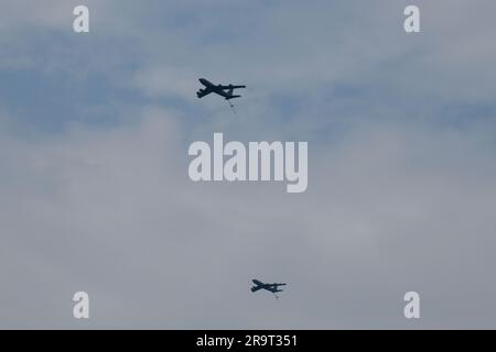 Deux stratotankers KC-135 affectés à l'escadre de ravitaillement aérien de 92nd à la base aérienne de Fairchild, Washington, survolent la base aérienne de Grand Forks, Dakota du Nord 27 juin 2023. L'escadre de reconnaissance de 319th a déjà accueilli la mission KC-135 de 1960 à 2010 en tant qu'escadre de ravitaillement aérien de 319th. (É.-U. Photo de la Force aérienne par Airman 1st classe Colin Perkins) Banque D'Images