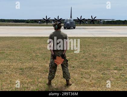 Océan Atlantique, États-Unis. 21st juin 2023. ÉTATS-UNIS L'homme d'aviation principal de la Garde nationale de la Force aérienne, Eric Wolf, de l'escadre de sauvetage 106th, debout pour signaler au HC-130J combat King II de procéder au décollage, 21 juin 2023 à F.S Gabreski ANGB, à Westhampton Beach, New York. Le C-130J et son équipage aident la garde côtière à la recherche d'un submersible perdu en plongée près de l'épave du Titanic. Crédit : États-Unis Air Force/ZUMA Press Wire/ZUMAPRESS.com/Alamy Live News Banque D'Images