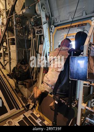 Océan Atlantique, États-Unis. 21st juin 2023. Le Sgt. Rich Cestaro, maître de la Garde nationale aérienne de New York, le Surintendant au sol de l'escadre de sauvetage de 106th, balayant l'Atlantique depuis la fenêtre d'un avion de recherche et de sauvetage HC-130J du Roi II de combat pour un submersible qui a disparu pendant la plongée sur l'épave du Titanic à 21 juin 2023. Plusieurs aviateurs étaient à la recherche du sous-marin Titan manquant pour soutenir la Garde côtière. Crédit : États-Unis Air Force/ZUMA Press Wire/ZUMAPRESS.com/Alamy Live News Banque D'Images