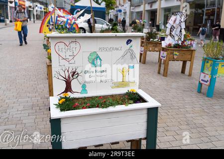 Bromley Londres Royaume-Uni. 28th juin 2023. Le concours Bromley Floral Fest 2023 est en cours à Bromley Hight Street. Les parents et les enfants de l'école visitent l'exposition florale de leur école créée dans le jardinier, qui sont tous ouverts au vote public pour choisir un gagnant. Credit: Xiu Bao/Alamy Live News Banque D'Images