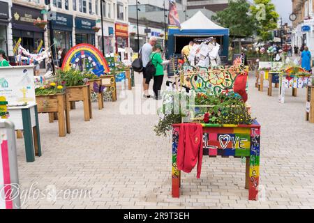 Bromley Londres Royaume-Uni. 28th juin 2023. Le concours Bromley Floral Fest 2023 est en cours à Bromley Hight Street. Les parents et les enfants de l'école visitent l'exposition florale de leur école créée dans le jardinier, qui sont tous ouverts au vote public pour choisir un gagnant. Credit: Xiu Bao/Alamy Live News Banque D'Images