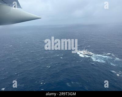 Océan Atlantique, États-Unis. 18th juin 2023. Une station aérienne de la Garde côtière Elizabeth City, Caroline du Nord HC-130 Hercules survole le navire de recherche français l'Atalante à environ 900 milles à l'est de Cape Cod pendant la recherche du submersible de 21 pieds Titan, 21 juin 2023. Le commandement unifié cherche cinq personnes après que le navire de recherche canadien Polar Prince ait perdu le contact avec son submersible pendant une plongée. Crédit : États-Unis Air Force/ZUMA Press Wire/ZUMAPRESS.com/Alamy Live News Banque D'Images