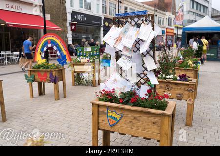 Bromley Londres Royaume-Uni. 28th juin 2023. Le concours Bromley Floral Fest 2023 est en cours à Bromley Hight Street. Les parents et les enfants de l'école visitent l'exposition florale de leur école créée dans le jardinier, qui sont tous ouverts au vote public pour choisir un gagnant. Credit: Xiu Bao/Alamy Live News Banque D'Images