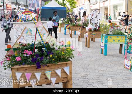 Bromley Londres Royaume-Uni. 28th juin 2023. Le concours Bromley Floral Fest 2023 est en cours à Bromley Hight Street. Les parents et les enfants de l'école visitent l'exposition florale de leur école créée dans le jardinier, qui sont tous ouverts au vote public pour choisir un gagnant. Credit: Xiu Bao/Alamy Live News Banque D'Images