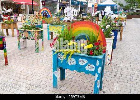 Bromley Londres Royaume-Uni. 28th juin 2023. Le concours Bromley Floral Fest 2023 est en cours à Bromley Hight Street. Les parents et les enfants de l'école visitent l'exposition florale de leur école créée dans le jardinier, qui sont tous ouverts au vote public pour choisir un gagnant. Credit: Xiu Bao/Alamy Live News Banque D'Images