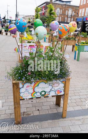 Bromley Londres Royaume-Uni. 28th juin 2023. Le concours Bromley Floral Fest 2023 est en cours à Bromley Hight Street. Les parents et les enfants de l'école visitent l'exposition florale de leur école créée dans le jardinier, qui sont tous ouverts au vote public pour choisir un gagnant. Credit: Xiu Bao/Alamy Live News Banque D'Images