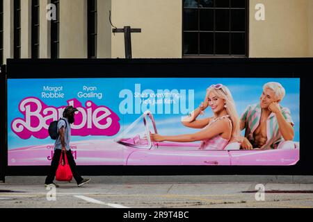 Marche piétonne par une publicité pour le film Barbie avec Ryan Gosling et Margot Robbie, à Venise, Californie, États-Unis. Banque D'Images