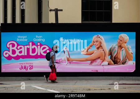 Marche piétonne par une publicité pour le film Barbie avec Ryan Gosling et Margot Robbie, à Venise, Californie, États-Unis. Banque D'Images