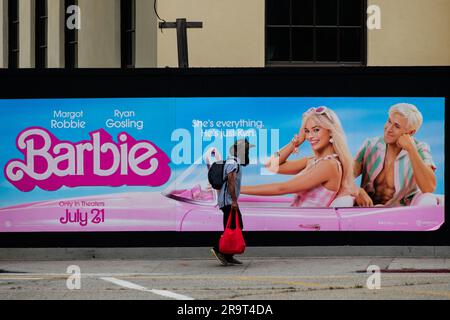 Marche piétonne par une publicité pour le film Barbie avec Ryan Gosling et Margot Robbie, à Venise, Californie, États-Unis. Banque D'Images