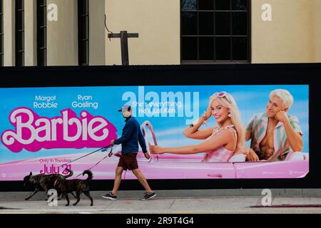 Marche piétonne par une publicité pour le film Barbie avec Ryan Gosling et Margot Robbie, à Venise, Californie, États-Unis. Banque D'Images