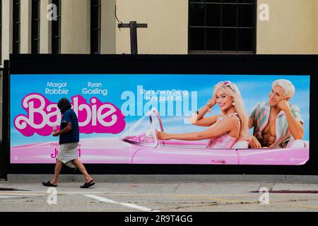 Marche piétonne par une publicité pour le film Barbie avec Ryan Gosling et Margot Robbie, à Venise, Californie, États-Unis. Banque D'Images