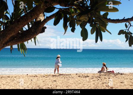 Touristes sur la plage de Natadola, Fidji. Banque D'Images