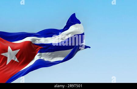 Drapeau national de Cuba agitant dans le vent par temps clair. Cinq bandes bleues et blanches, un triangle rouge au palan avec une étoile blanche. Compte latino-américain Banque D'Images