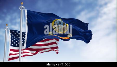 Le drapeau de l'État de l'Idaho agitant avec le drapeau national des États-Unis d'Amérique par temps clair. Rendu d'illustration 3D. Tissu ondulé Banque D'Images