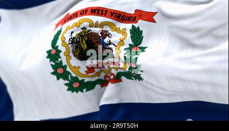 Gros plan du drapeau de l'État de Virginie-Occidentale ondulant dans le vent. Champ blanc, bordure bleue, armoiries d'état et ruban rouge. rendu d'illustration 3d. Flutter Banque D'Images